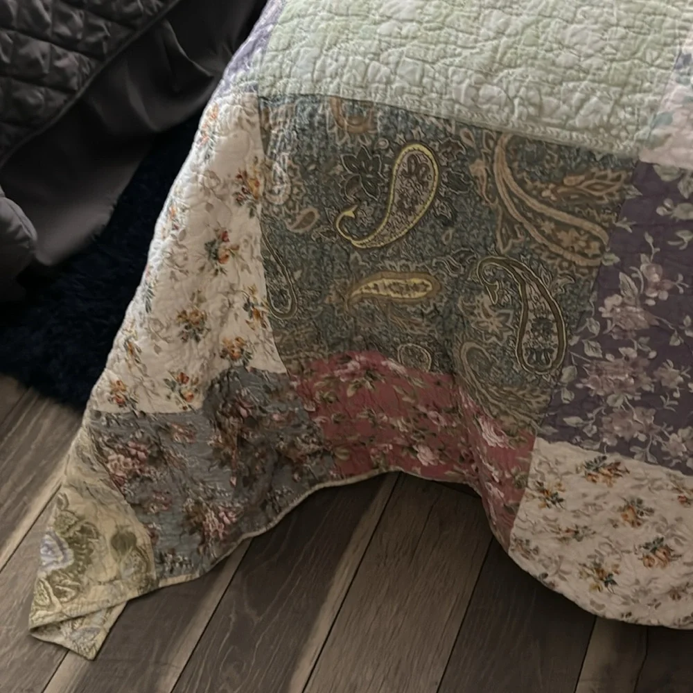 Beautiful King Comforter and King Shams - Picture 2 of 6